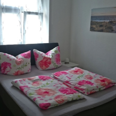 Bett im Schlafzimmer der Ferienwohnung C in Schwerin