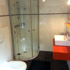 modern eingerichtetes Bad mit Dusche unserer Ferienwohnung in Schwerin